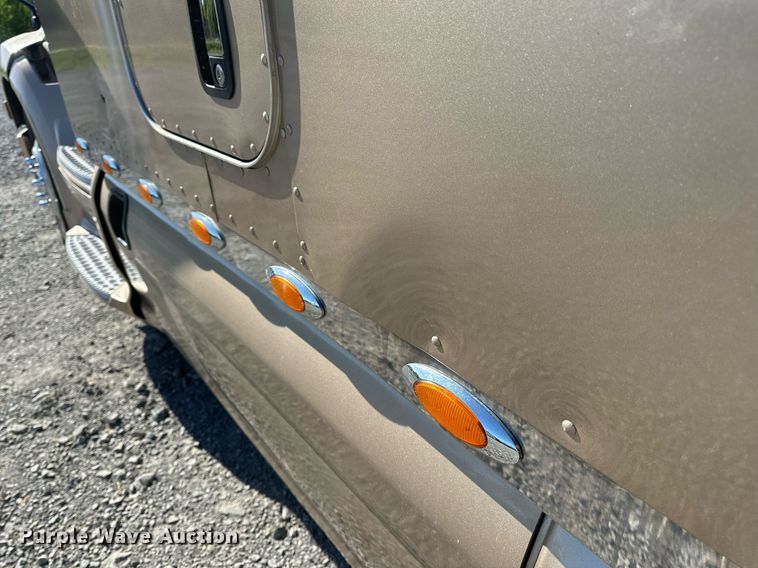 image for item DV1921 2018 Peterbilt 579 semi truck