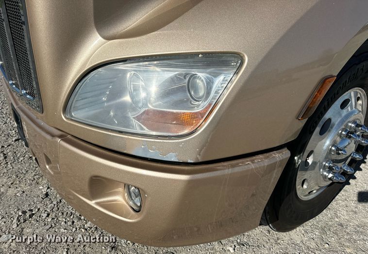 image for item DV1921 2018 Peterbilt 579 semi truck