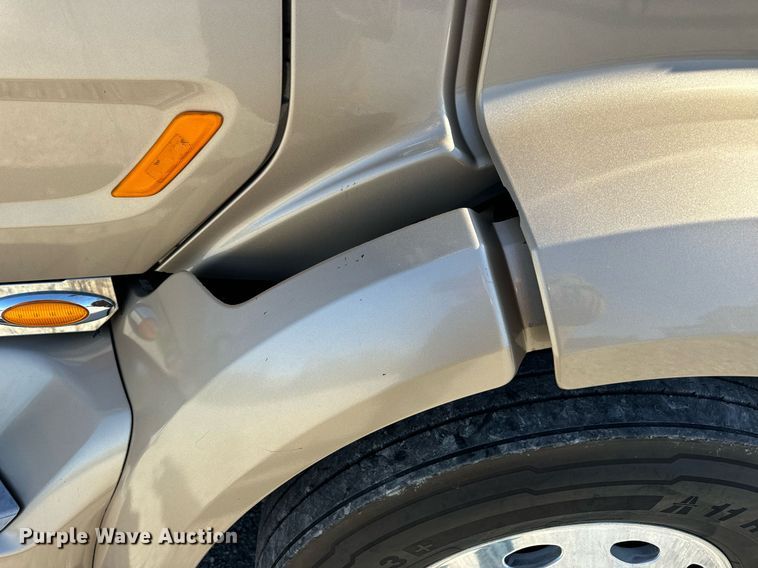 image for item DV1921 2018 Peterbilt 579 semi truck