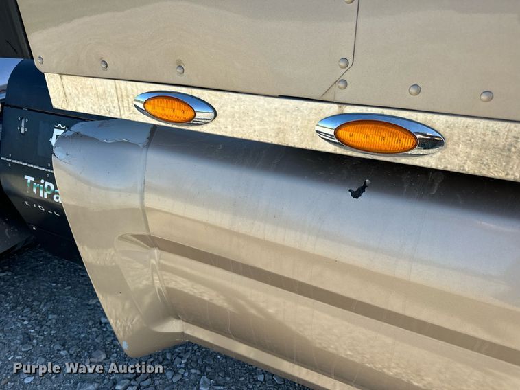 image for item DV1921 2018 Peterbilt 579 semi truck