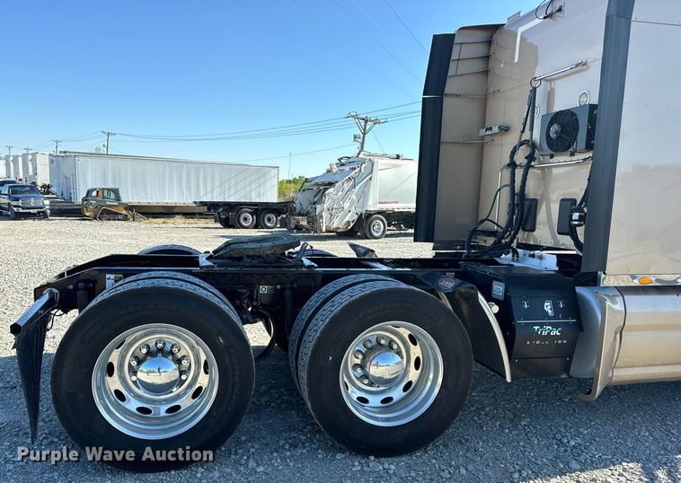 image for item DV1921 2018 Peterbilt 579 semi truck