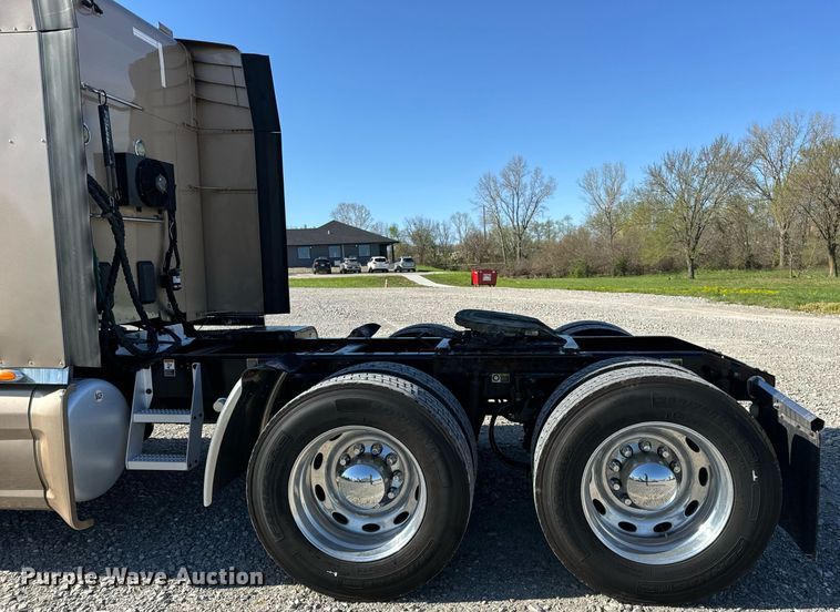image for item DV1921 2018 Peterbilt 579 semi truck