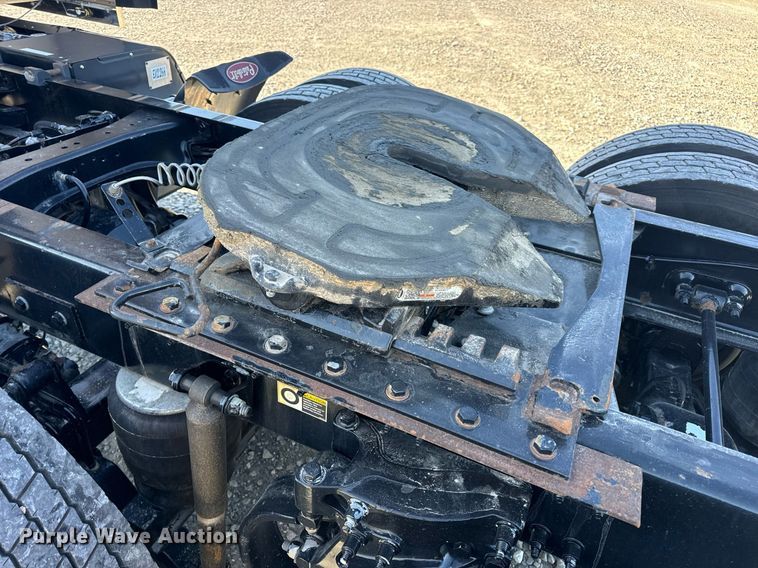 image for item DV1921 2018 Peterbilt 579 semi truck