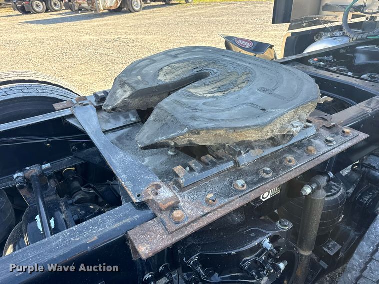 image for item DV1921 2018 Peterbilt 579 semi truck