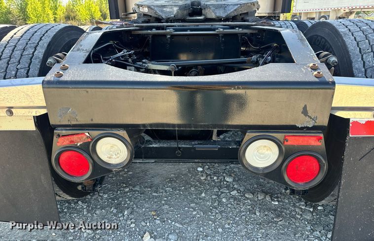 image for item DV1921 2018 Peterbilt 579 semi truck