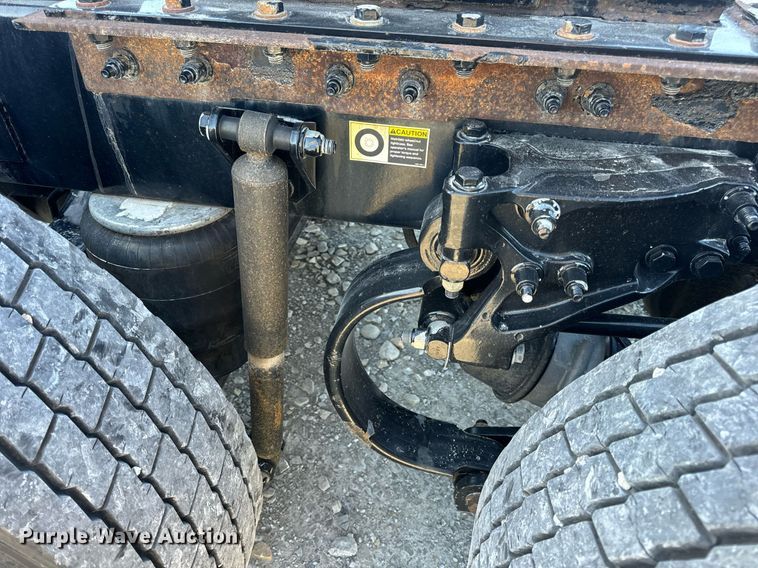 image for item DV1921 2018 Peterbilt 579 semi truck