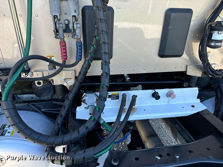 image for item DV1921 2018 Peterbilt 579 semi truck