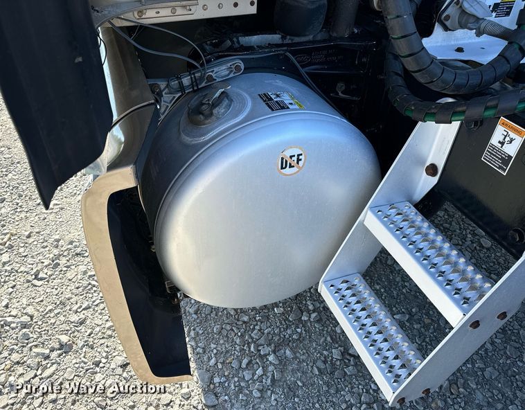 image for item DV1921 2018 Peterbilt 579 semi truck