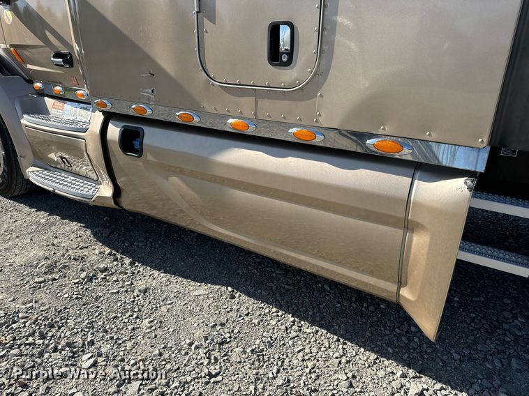 image for item DV1921 2018 Peterbilt 579 semi truck