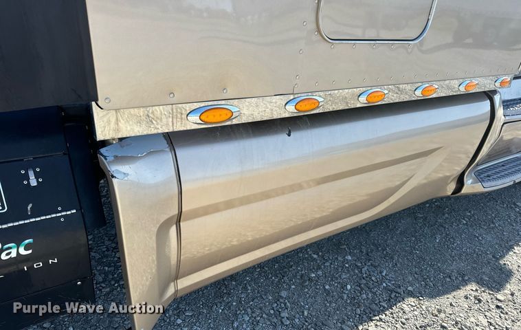 image for item DV1921 2018 Peterbilt 579 semi truck