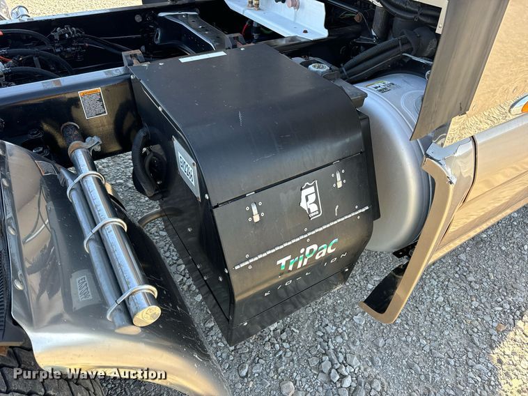 image for item DV1921 2018 Peterbilt 579 semi truck