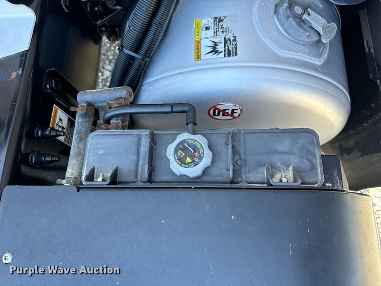 image for item DV1921 2018 Peterbilt 579 semi truck