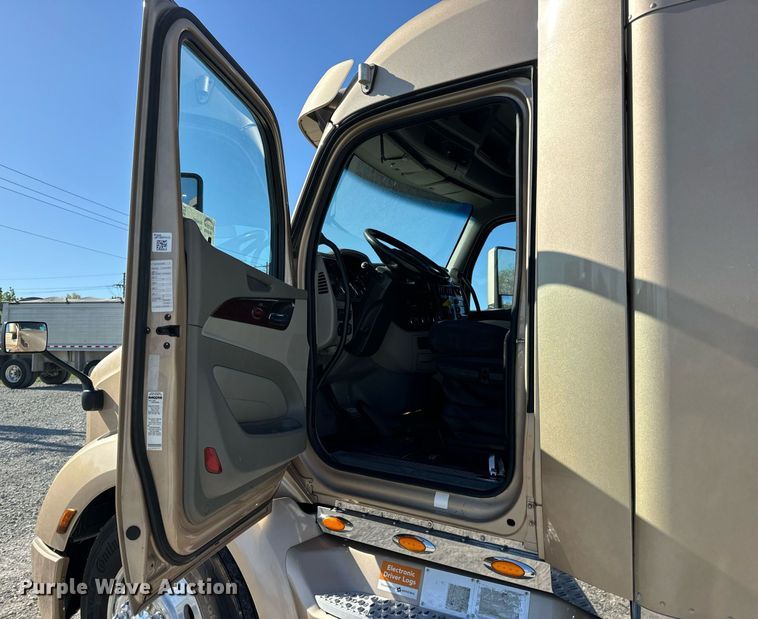 image for item DV1921 2018 Peterbilt 579 semi truck