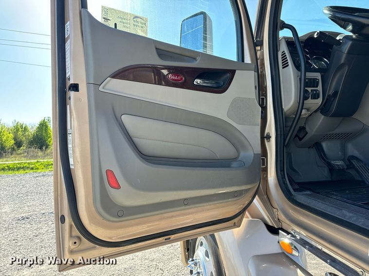 image for item DV1921 2018 Peterbilt 579 semi truck