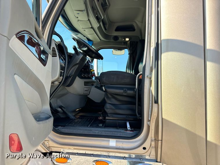 image for item DV1921 2018 Peterbilt 579 semi truck