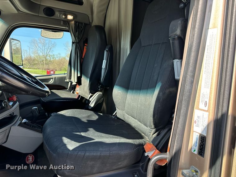 image for item DV1921 2018 Peterbilt 579 semi truck