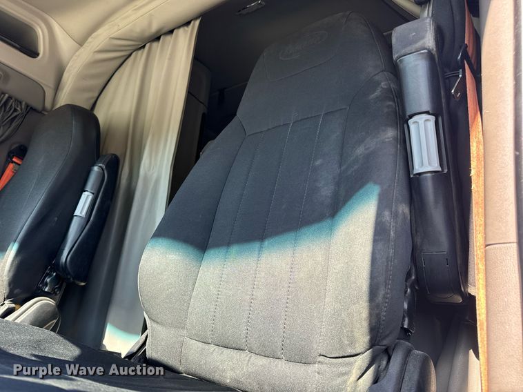 image for item DV1921 2018 Peterbilt 579 semi truck