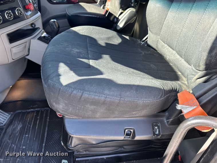 image for item DV1921 2018 Peterbilt 579 semi truck