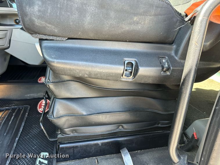 image for item DV1921 2018 Peterbilt 579 semi truck