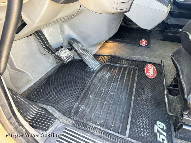 image for item DV1921 2018 Peterbilt 579 semi truck