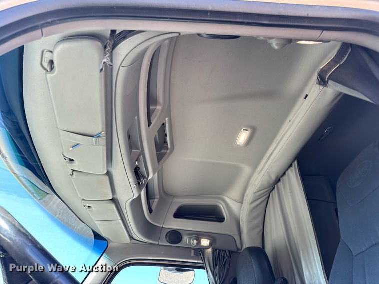 image for item DV1921 2018 Peterbilt 579 semi truck