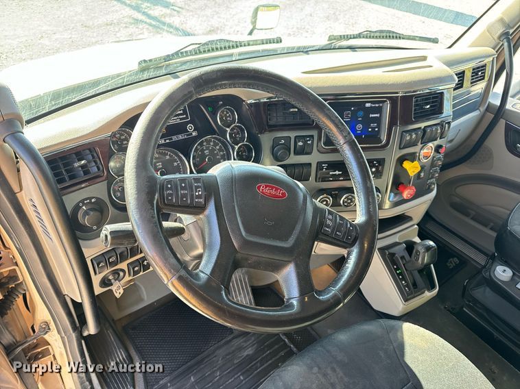 image for item DV1921 2018 Peterbilt 579 semi truck