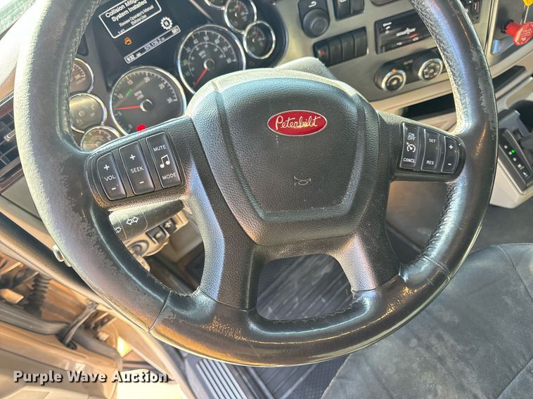image for item DV1921 2018 Peterbilt 579 semi truck