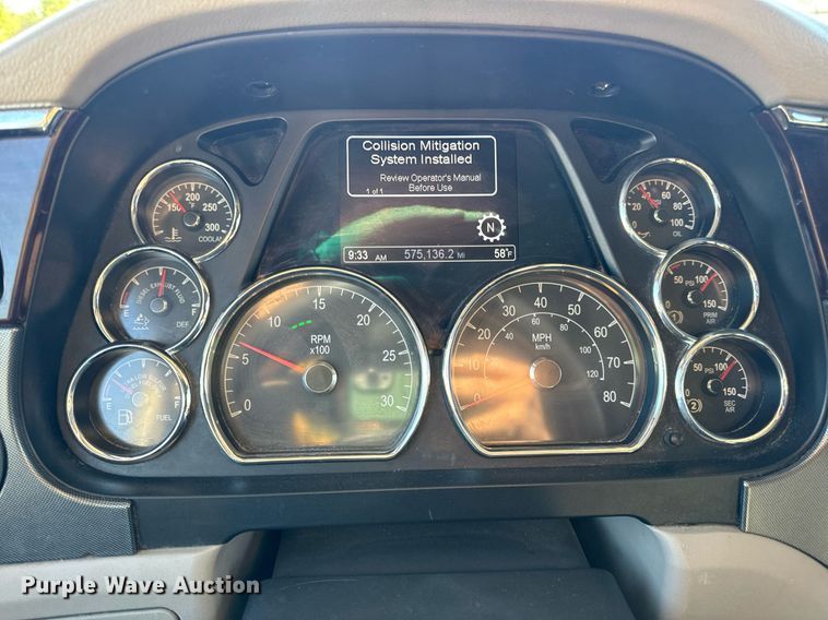 image for item DV1921 2018 Peterbilt 579 semi truck