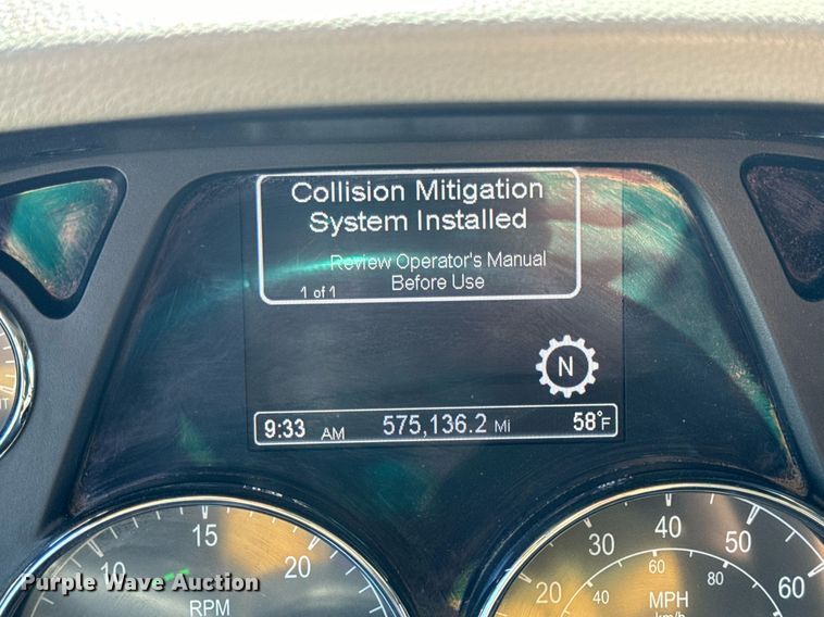 image for item DV1921 2018 Peterbilt 579 semi truck