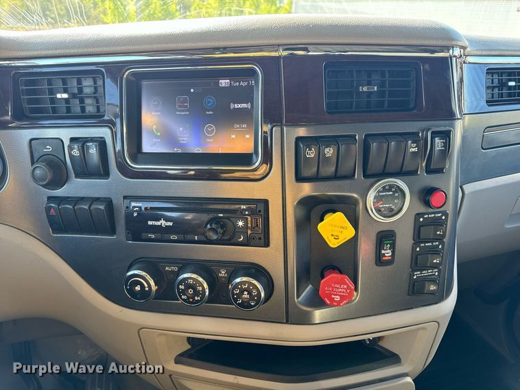 image for item DV1921 2018 Peterbilt 579 semi truck