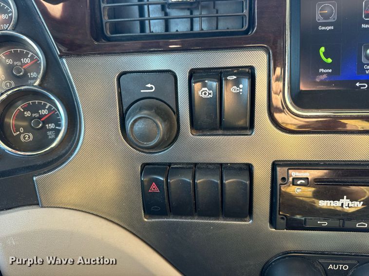 image for item DV1921 2018 Peterbilt 579 semi truck