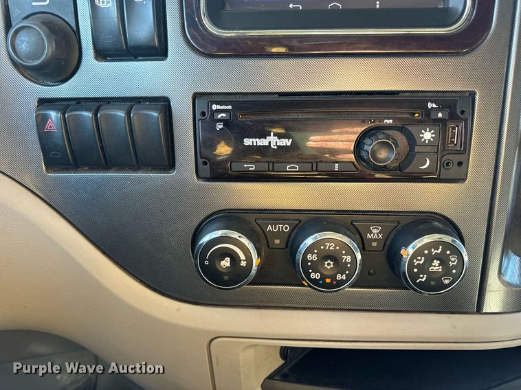 image for item DV1921 2018 Peterbilt 579 semi truck