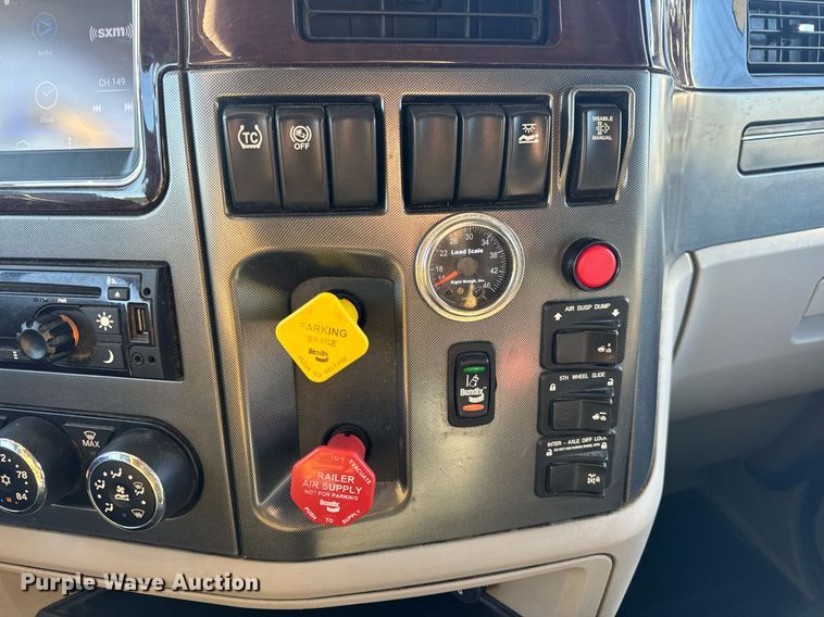 image for item DV1921 2018 Peterbilt 579 semi truck