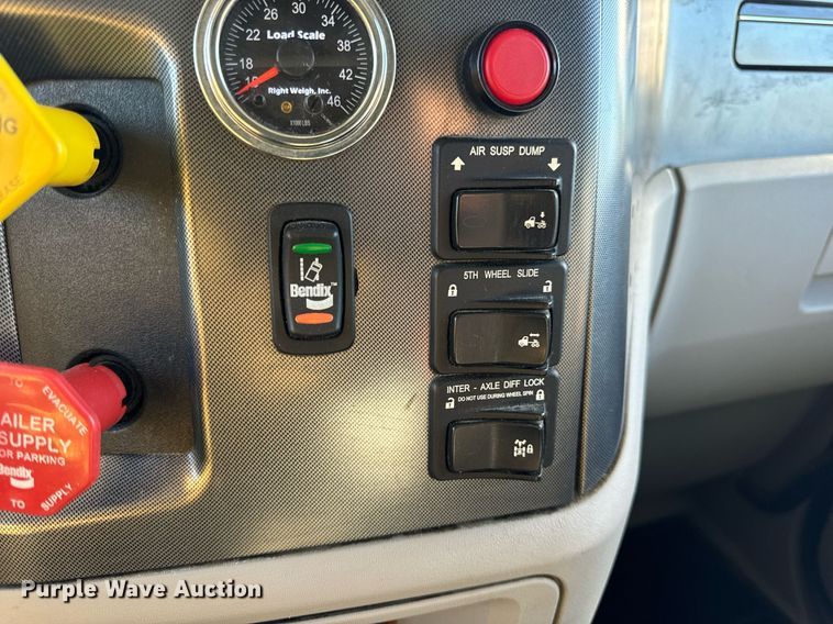 image for item DV1921 2018 Peterbilt 579 semi truck