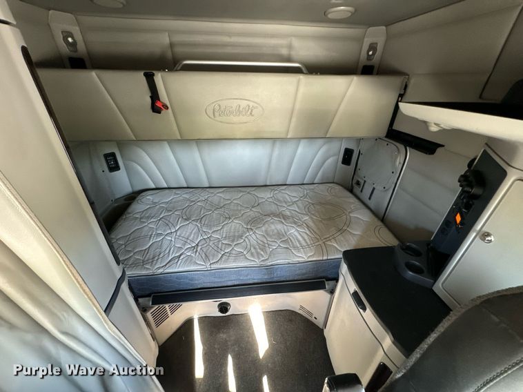 image for item DV1921 2018 Peterbilt 579 semi truck