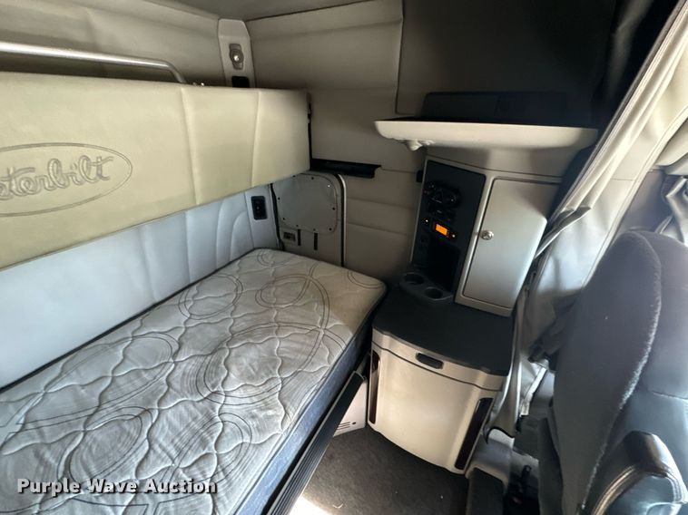 image for item DV1921 2018 Peterbilt 579 semi truck