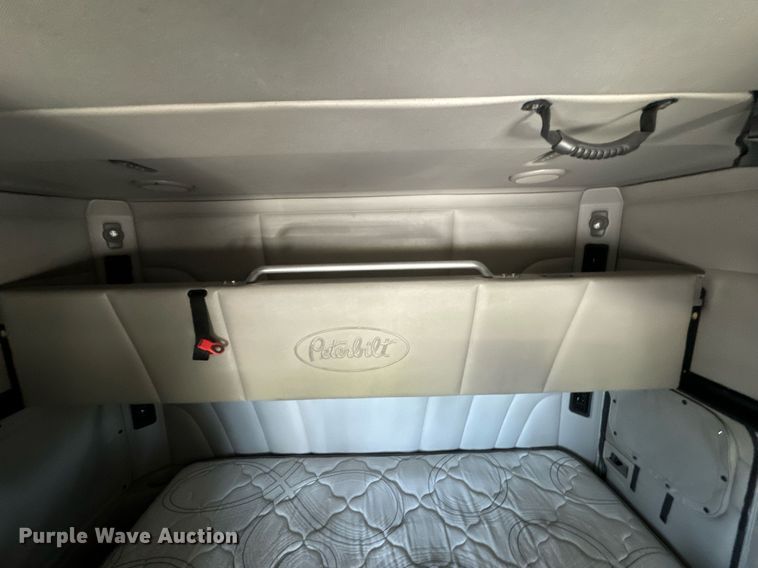 image for item DV1921 2018 Peterbilt 579 semi truck