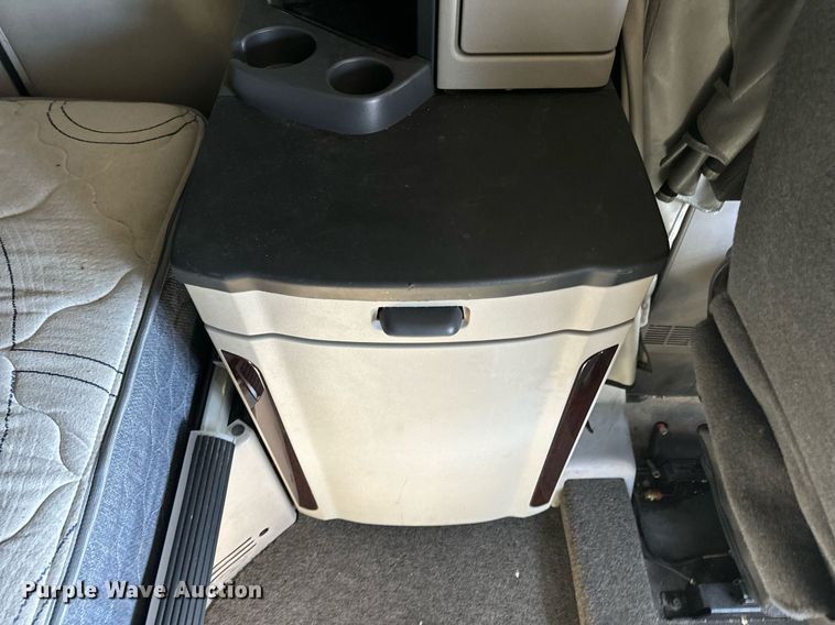 image for item DV1921 2018 Peterbilt 579 semi truck