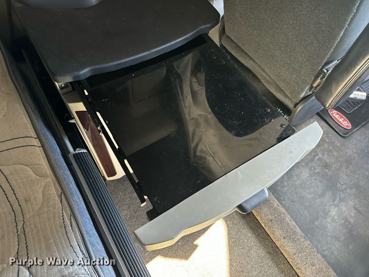 image for item DV1921 2018 Peterbilt 579 semi truck