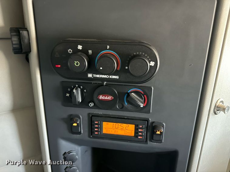 image for item DV1921 2018 Peterbilt 579 semi truck