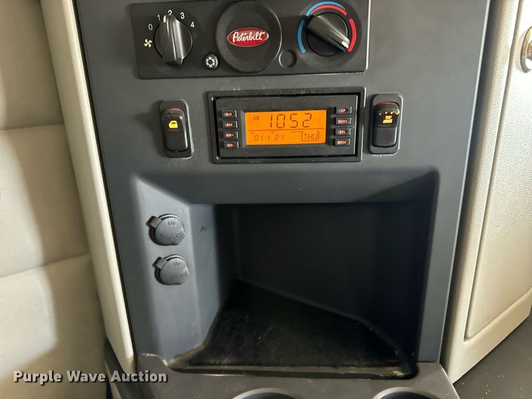 image for item DV1921 2018 Peterbilt 579 semi truck