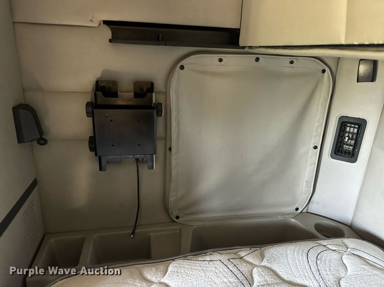 image for item DV1921 2018 Peterbilt 579 semi truck