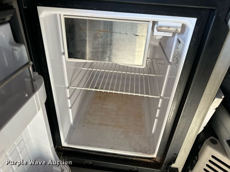 image for item DV1921 2018 Peterbilt 579 semi truck