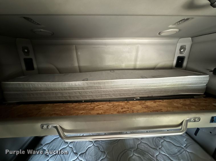 image for item DV1921 2018 Peterbilt 579 semi truck