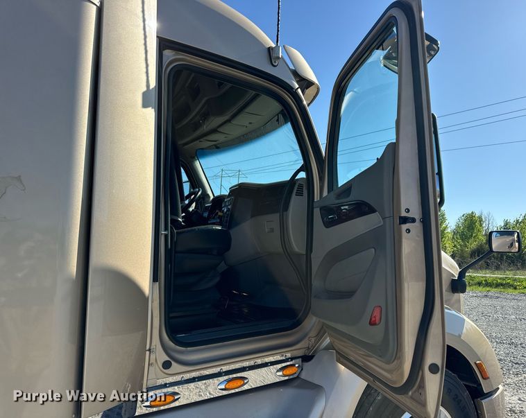 image for item DV1921 2018 Peterbilt 579 semi truck
