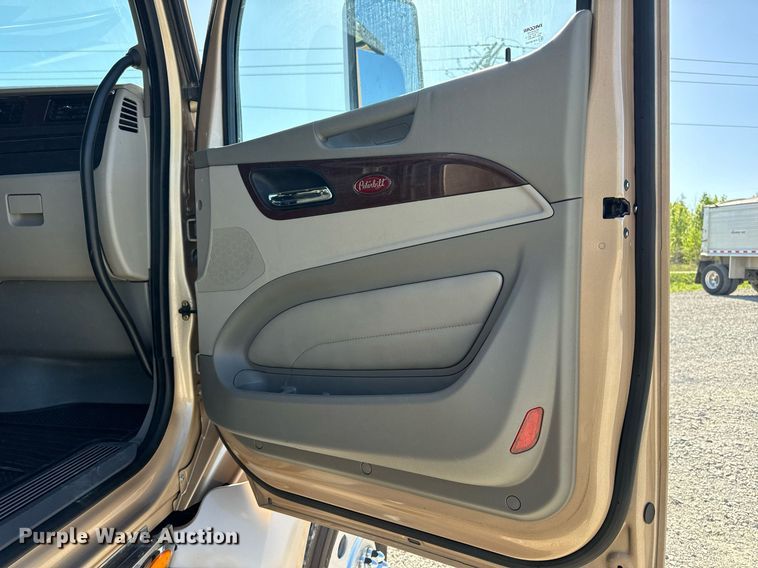 image for item DV1921 2018 Peterbilt 579 semi truck