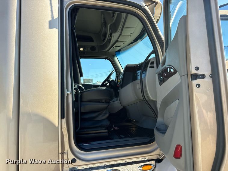 image for item DV1921 2018 Peterbilt 579 semi truck