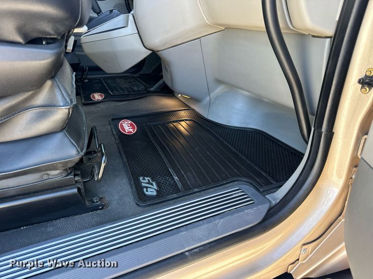 image for item DV1921 2018 Peterbilt 579 semi truck