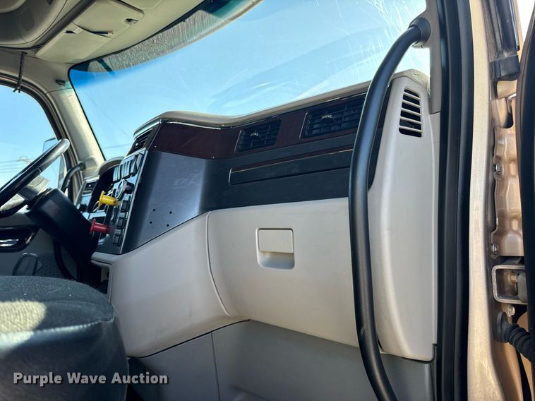 image for item DV1921 2018 Peterbilt 579 semi truck