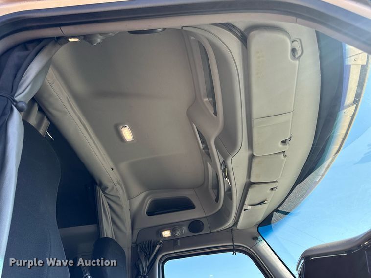 image for item DV1921 2018 Peterbilt 579 semi truck